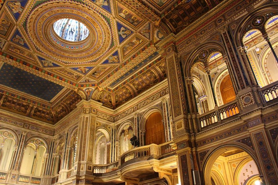 Así es la preciosa capilla neobizantina que se esconde dentro de un centro cultural de Valencia
