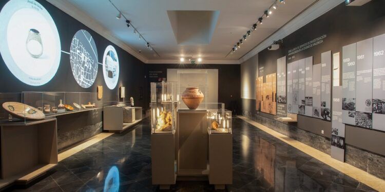 Una gran exposición gratuita sobre la historia de la ciudad llega al Ayuntamiento de Valencia