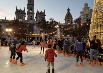 Navidad en la plaza del Ayuntamiento de Valencia con pista de hielo, carrusel, trenecito y belén