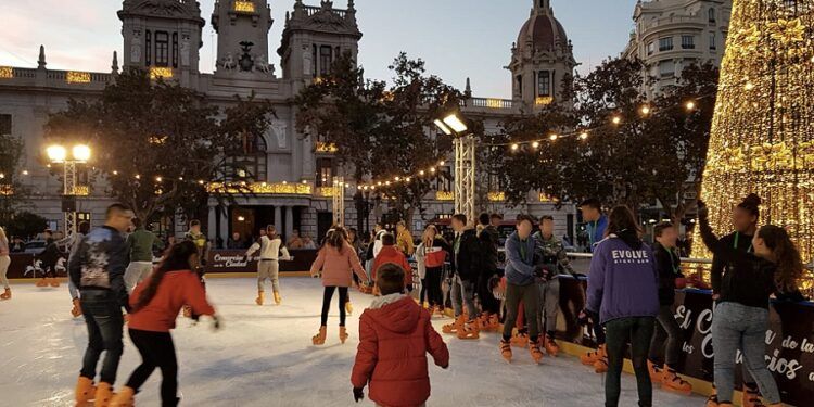 Navidad en la plaza del Ayuntamiento de Valencia con pista de hielo, carrusel, trenecito y belén
