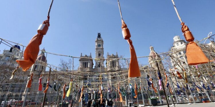 Valencia trasladará las mascletaes de la plaza del Ayuntamiento al río por una nueva ley europea