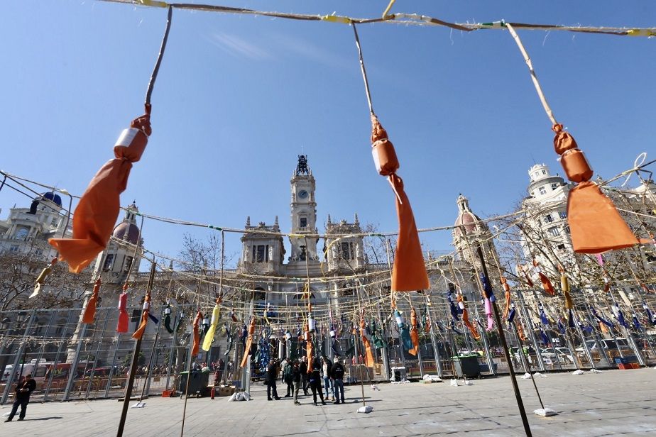 Valencia trasladará las mascletaes de la plaza del Ayuntamiento al río por una nueva ley europea