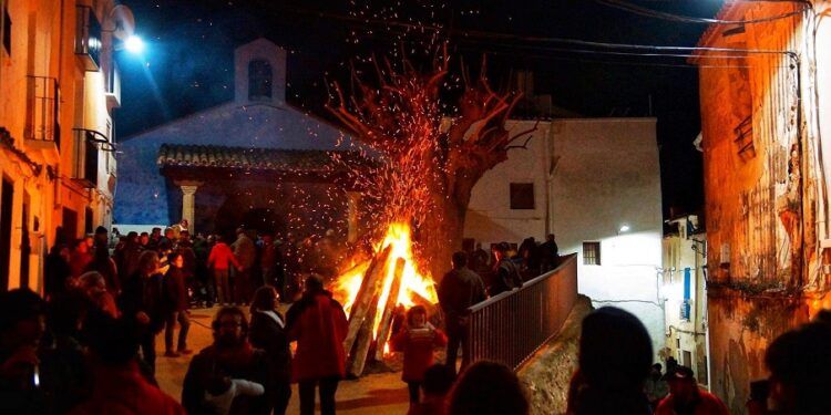 Cuentos y leyendas a la luz de las hogueras con la gran fiesta mágica del Cuentantón 2025