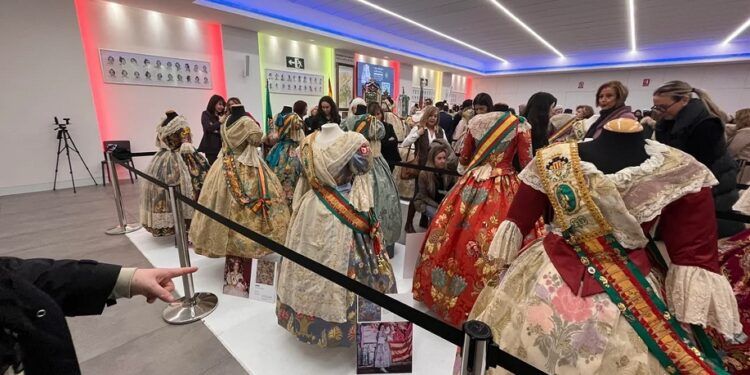 Gran exposición de indumentaria valenciana este fin de semana con 61 trajes de Falleras Mayores