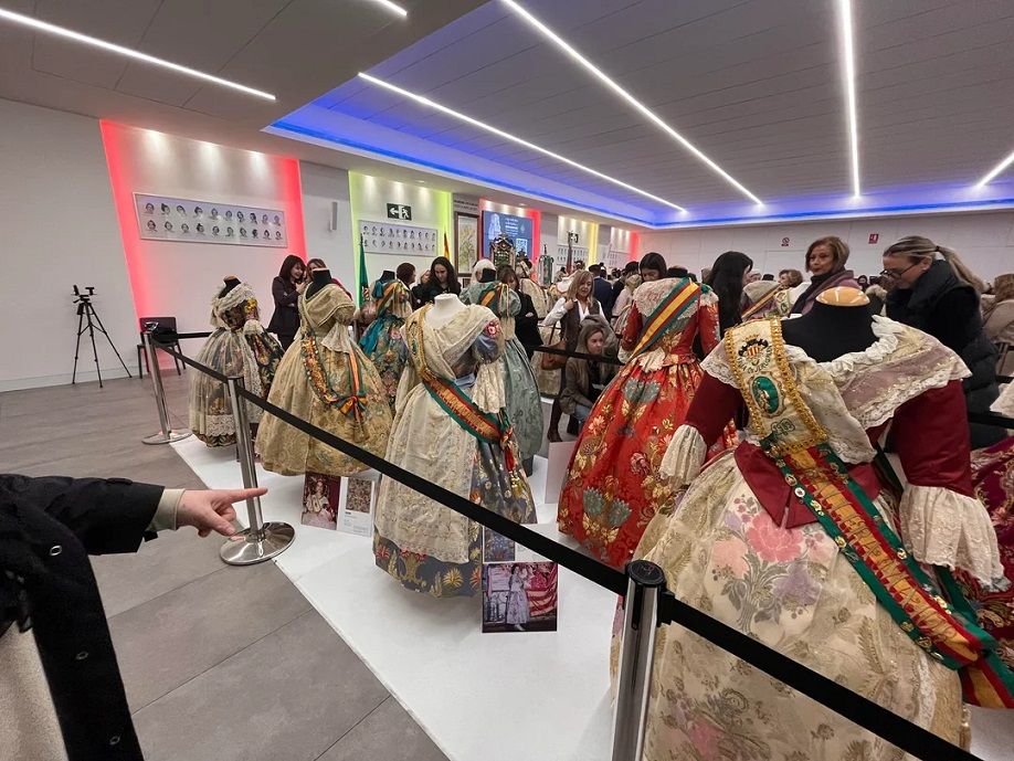 Gran exposición de indumentaria valenciana este fin de semana con 61 trajes de Falleras Mayores