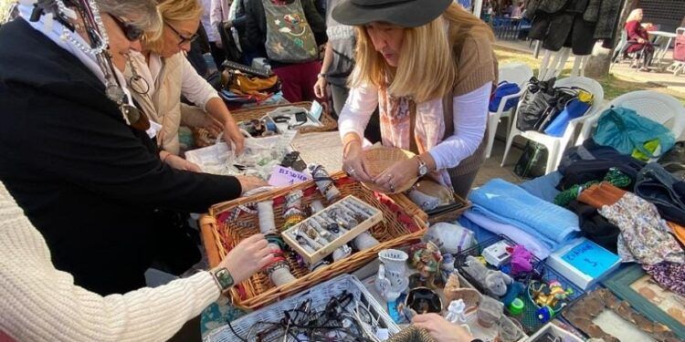 Gran mercadillo solidario con los objetos perdidos del aeropuerto de Manises no reclamados