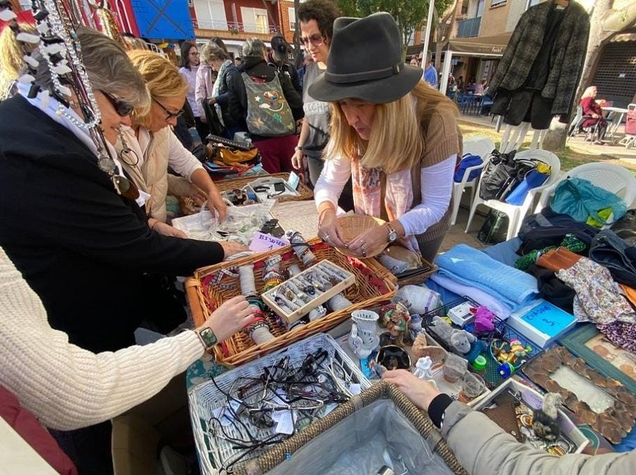 Gran mercadillo solidario con los objetos perdidos del aeropuerto de Manises no reclamados