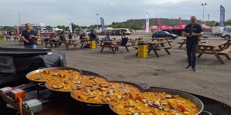 ¿Sabías que una empresa valenciana diseña y personaliza paellas de todas las formas y medidas?