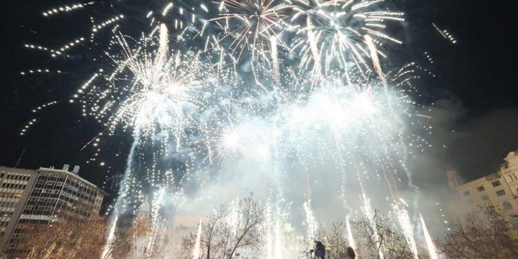 Más de 300 fuegos artificiales a la vez iluminarán Valencia en L’Alba de les Falles 2025