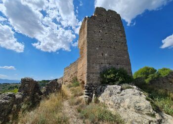 El Castillo de Xio, los restos de una fortaleza almohade ubicada en lo alto de un cerro