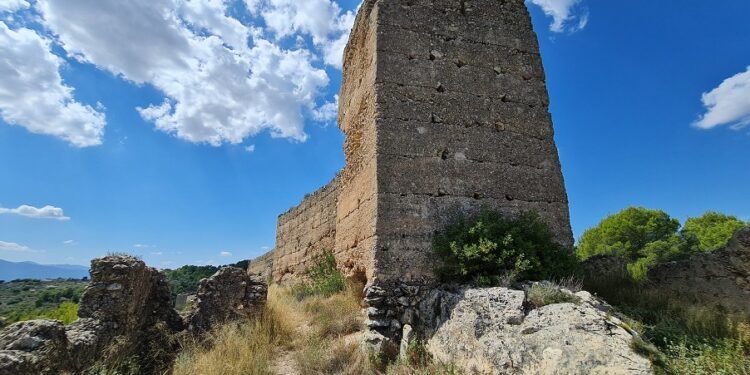 El Castillo de Xio, los restos de una fortaleza almohade ubicada en lo alto de un cerro