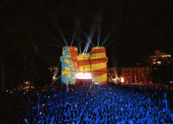 Crida Fallas 2025: un novedoso espectáculo con cantantes, acróbatas aéreos y danza tradicional
