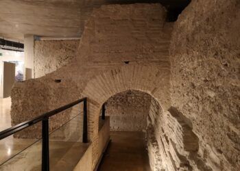 Así es la cripta arqueológica con muralla islámica de Valencia convertida en sala de exposiciones