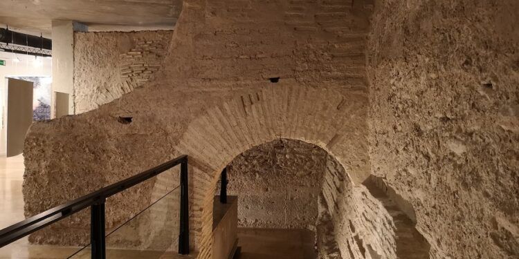 Así es la cripta arqueológica con muralla islámica de Valencia convertida en sala de exposiciones