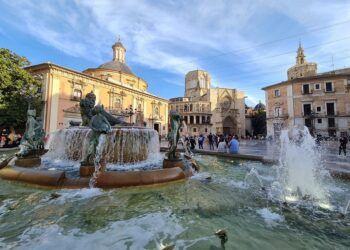 La historia del Monumento al Tribunal de las Aguas de Valencia, la fuente de la plaza de la Virgen