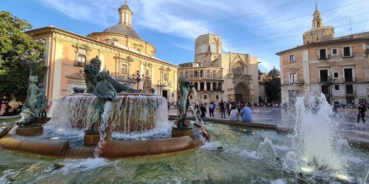 La historia del Monumento al Tribunal de las Aguas de Valencia, la fuente de la plaza de la Virgen