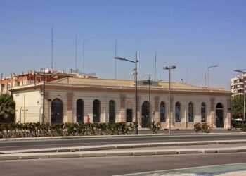 Valencia firma la cesión para transformar la antigua estación del Grao en un espacio cultural