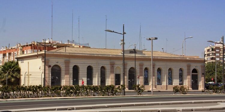 Valencia firma la cesión para transformar la antigua estación del Grao en un espacio cultural