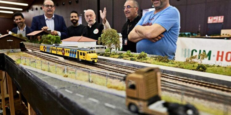 Gran encuentro de modelismo ferroviario en Gandia con maqueta a escala, mercado y taller