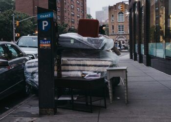 Valencia multará por abandonar muebles, enseres y basura fuera de los contenedores