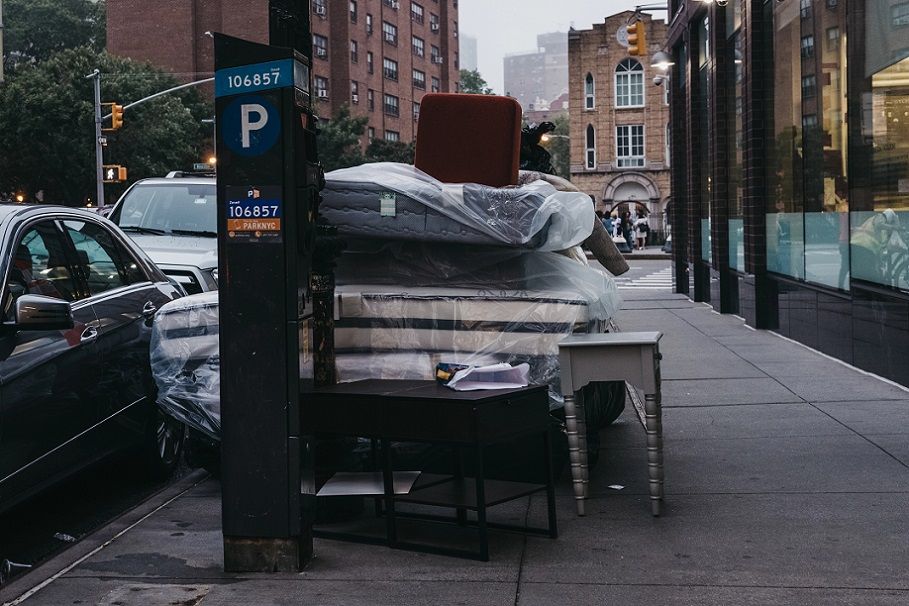 Valencia multará por abandonar muebles, enseres y basura fuera de los contenedores