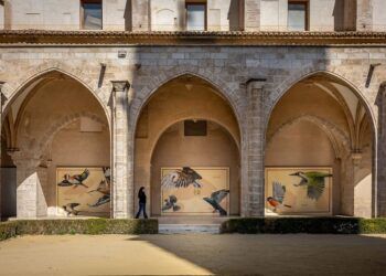 El claustro gótico del Centre del Carme de Valencia revive con una bella intervención de murales