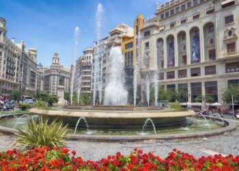 El Ateneo Mercantil de Valencia acoge un mercado solidario con empresas afectadas por la dana