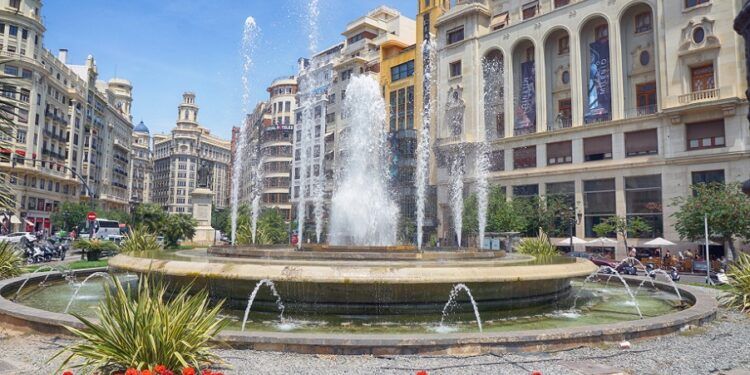 El Ateneo Mercantil de Valencia acoge un mercado solidario con empresas afectadas por la dana