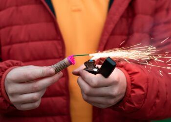 Valencia establece prohibiciones y recomendaciones para poder tirar petardos en las Fallas 2025
