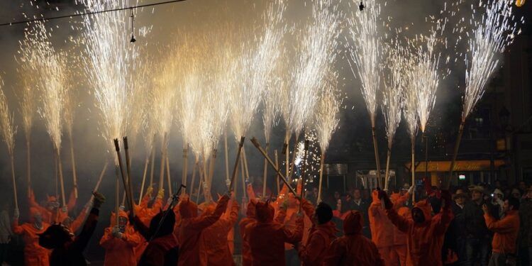 El espectacular Correfoc de Paterna se traslada a la ciudad de Valencia estas Fallas