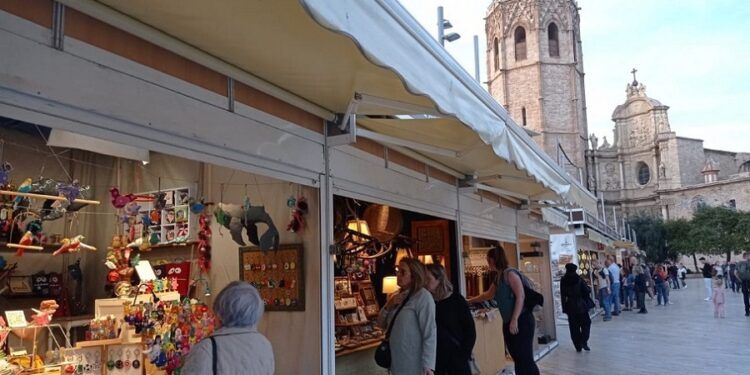 La Feria de Artesanía de Primavera llega por primera vez a la plaza de la Reina de Valencia