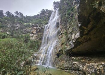 Así es la cascada más bonita de la Safor, un gran salto de agua de más de 50 metros de caída