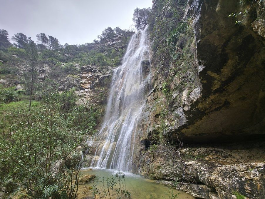 Así es la cascada más bonita de la Safor, un gran salto de agua de más de 50 metros de caída