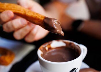 Los 15 mejores rincones de Valencia para un chocolate con churros o buñuelos en las Fallas 2025