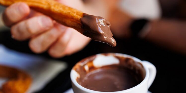 Los 15 mejores rincones de Valencia para un chocolate con churros o buñuelos en las Fallas 2025