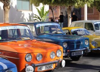 Gran concentración de motos y coches clásicos en Moncada con más de 400 participantes