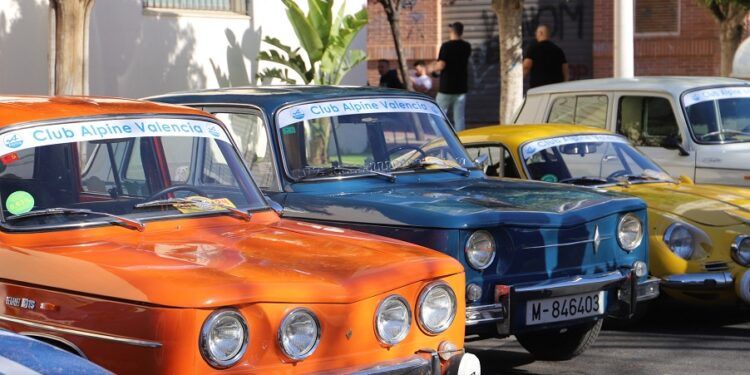 Gran concentración de motos y coches clásicos en Moncada con más de 400 participantes