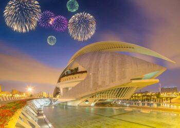 Un espectáculo previo a los fuegos artificiales será la gran novedad de la Nit del Foc 2025