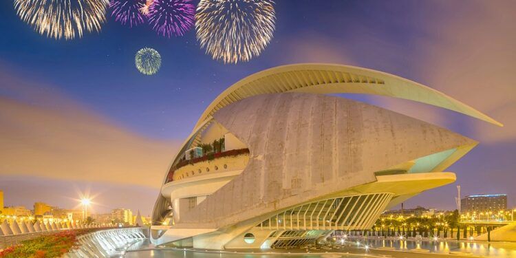 Un espectáculo previo a los fuegos artificiales será la gran novedad de la Nit del Foc 2025