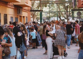 Nuevo mercado de segunda mano al aire libre en Valencia un día de Fallas con todo a 1 euro