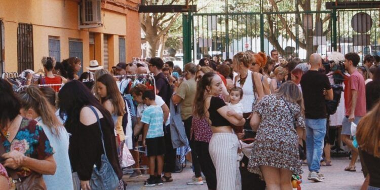 Nuevo mercado de segunda mano al aire libre en Valencia un día de Fallas con todo a 1 euro