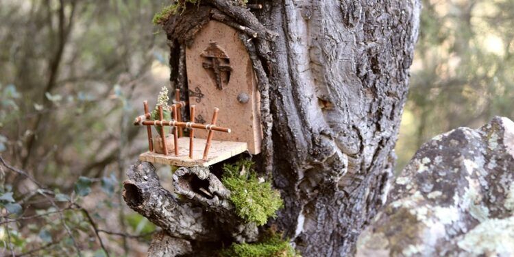 El Bosque Habitado, un laboratorio de arte efímero con corcho natural en plena Sierra Espadán