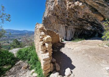La Ombria de la Falconera, una bella ruta senderista en la provincia de Valencia llena de cuevas