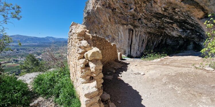 La Ombria de la Falconera, una bella ruta senderista en la provincia de Valencia llena de cuevas