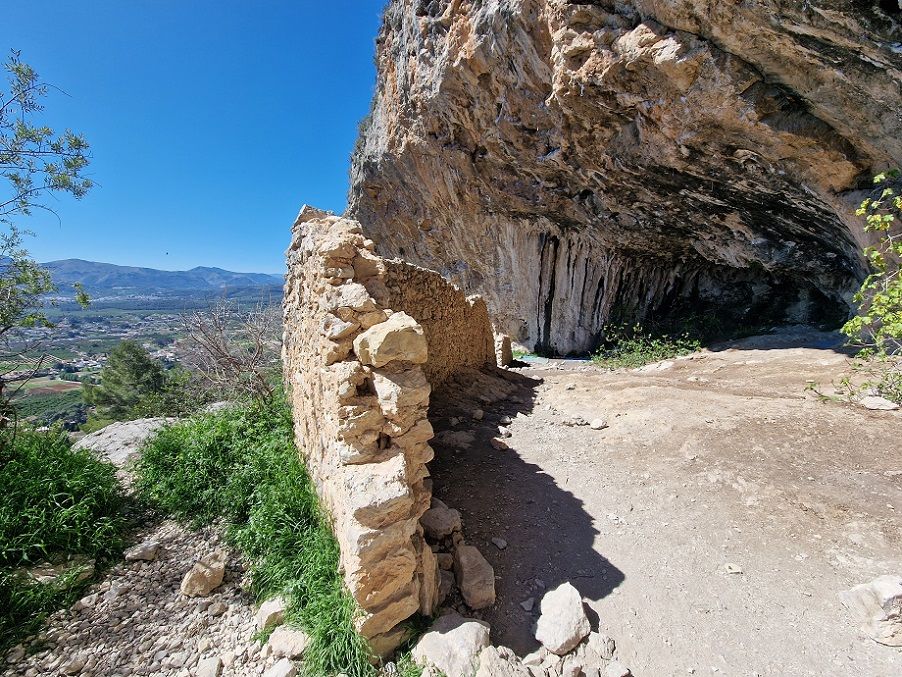 La Ombria de la Falconera, una bella ruta senderista en la provincia de Valencia llena de cuevas