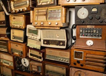 El Palacio de Cervelló acoge una completa exposición sobre la historia de la radio en Valencia
