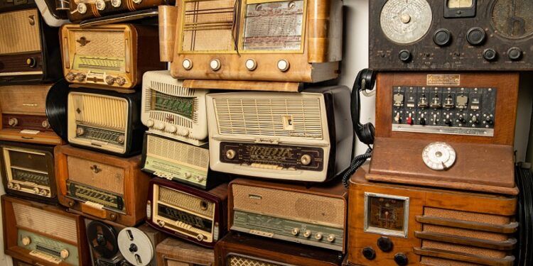 El Palacio de Cervelló acoge una completa exposición sobre la historia de la radio en Valencia