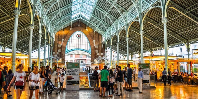 La Mostra de Artesanía cumple 20 años de vida en el Mercado de Colón de Valencia