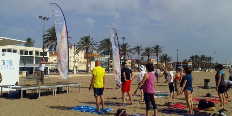 Regresan las actividades deportivas dirigidas y gratuitas a la playa de la Malvarrosa de Valencia