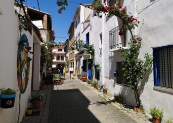 Las calles de Aras de los Olmos se transforman en un jardín lleno de flores con Aras en Flor 2025